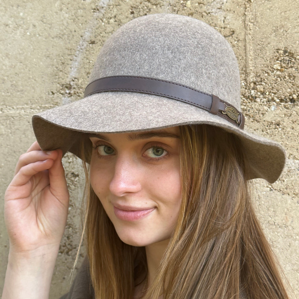 THE BRUNY Foldable Classic Felt Hat with Band in GREY SAND